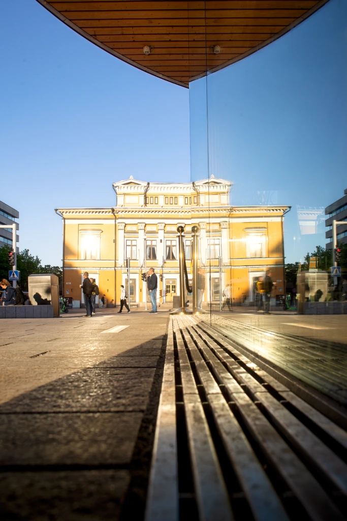 Ett foto av teaterhusets fasad.
